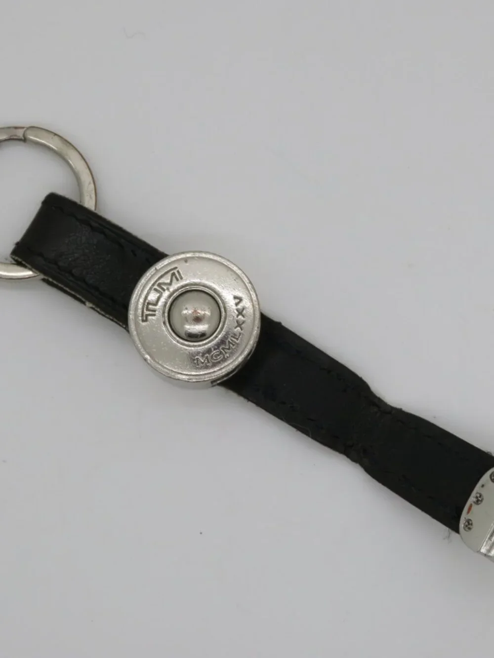 Tumi MCMLXXV Logo Black Leather Strap Silver‑Tone Metal Key Fob Key Ring